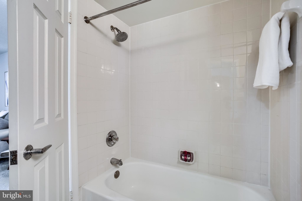 10101 Grosvenor Place - Photo 19