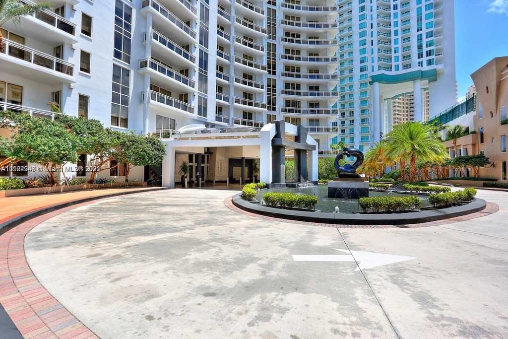 901 Brickell Key Blvd - Photo 17