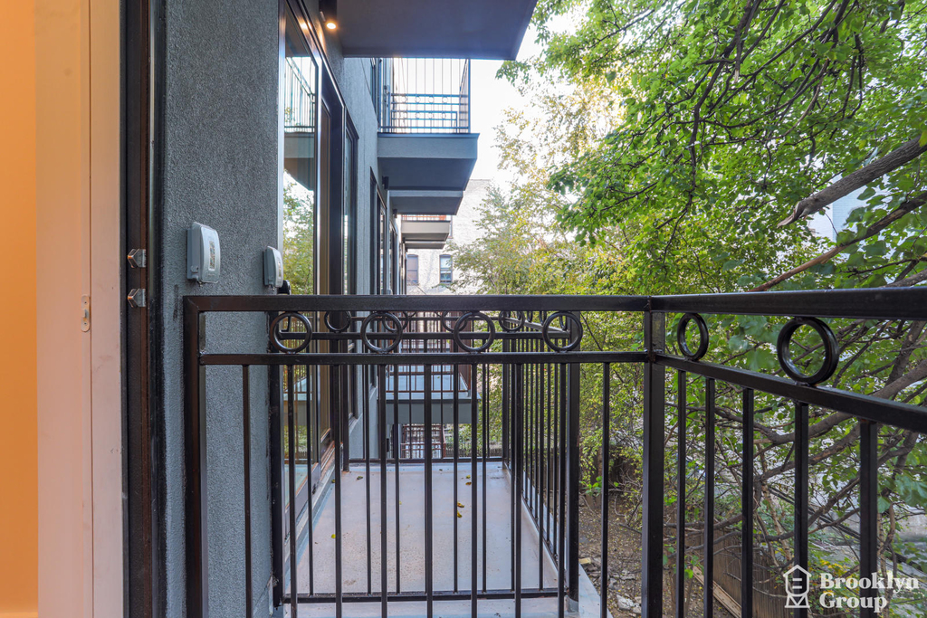 62 Hawthorne Street - Photo 5