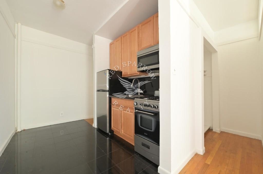 338 East 61st Street - Photo 6