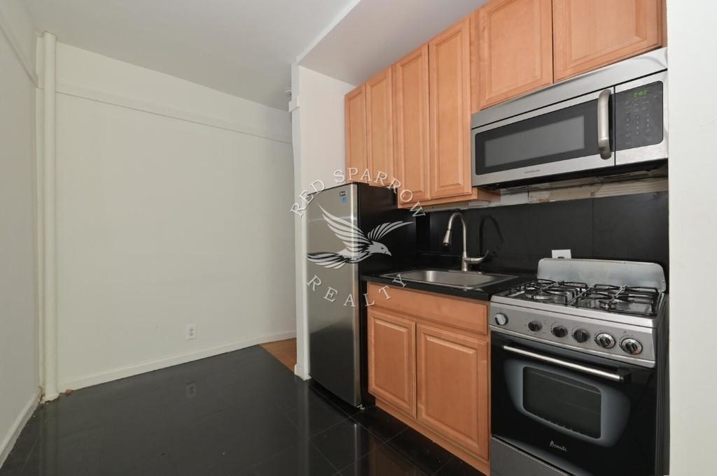 338 East 61st Street - Photo 5