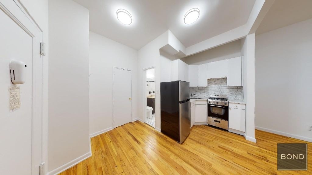 225 East 10th Street - Photo 2