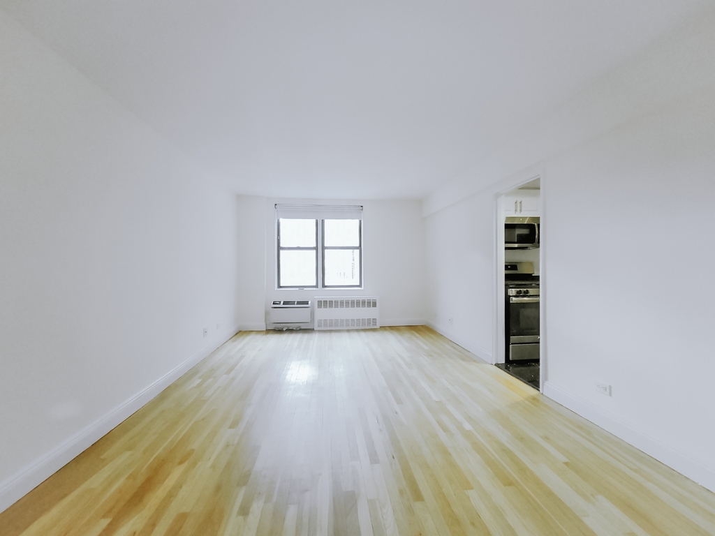 305 West 13th Street - Photo 1