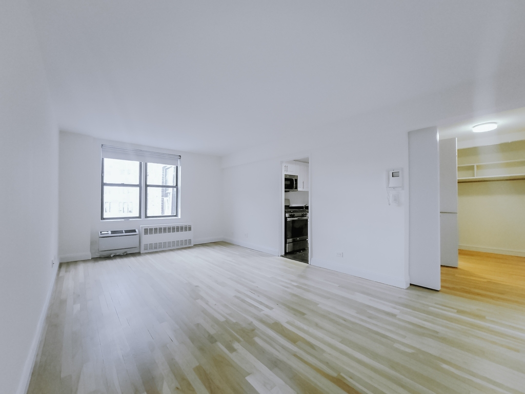 305 West 13th Street - Photo 0