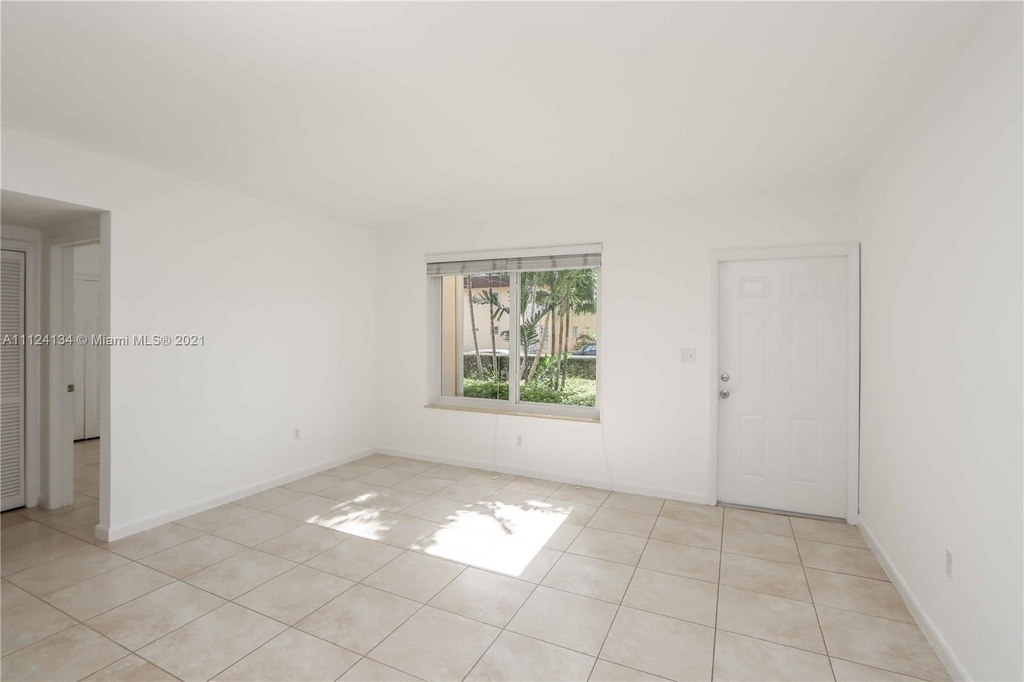 2445 Sw 10th St - Photo 4