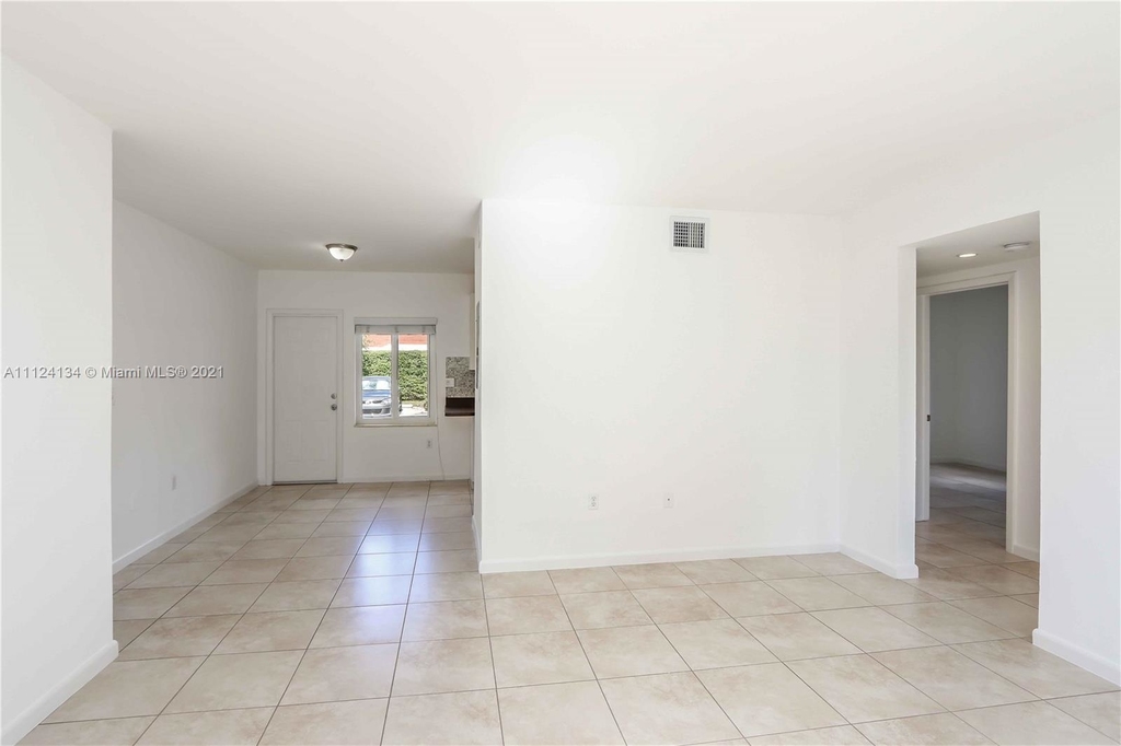 2445 Sw 10th St - Photo 6