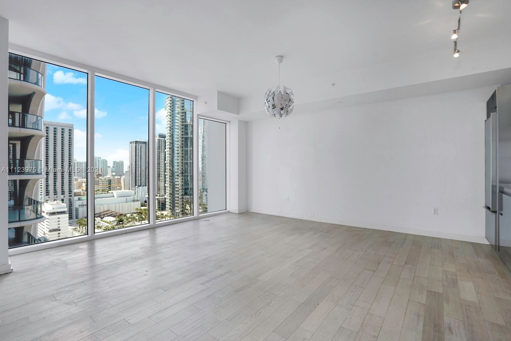 1040 Biscayne Blvd - Photo 3