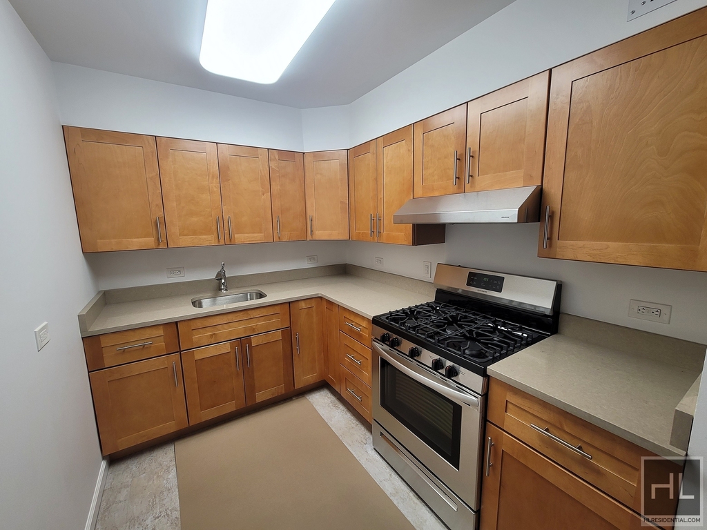 905 East 82 Street - Photo 0