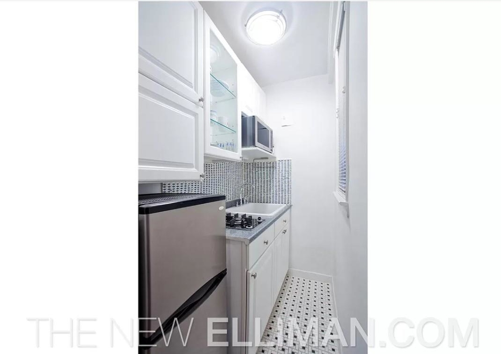 339 E 58th St - Photo 2