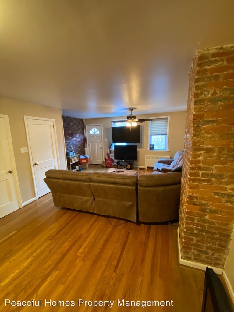 323 W Walnut St - Photo 2