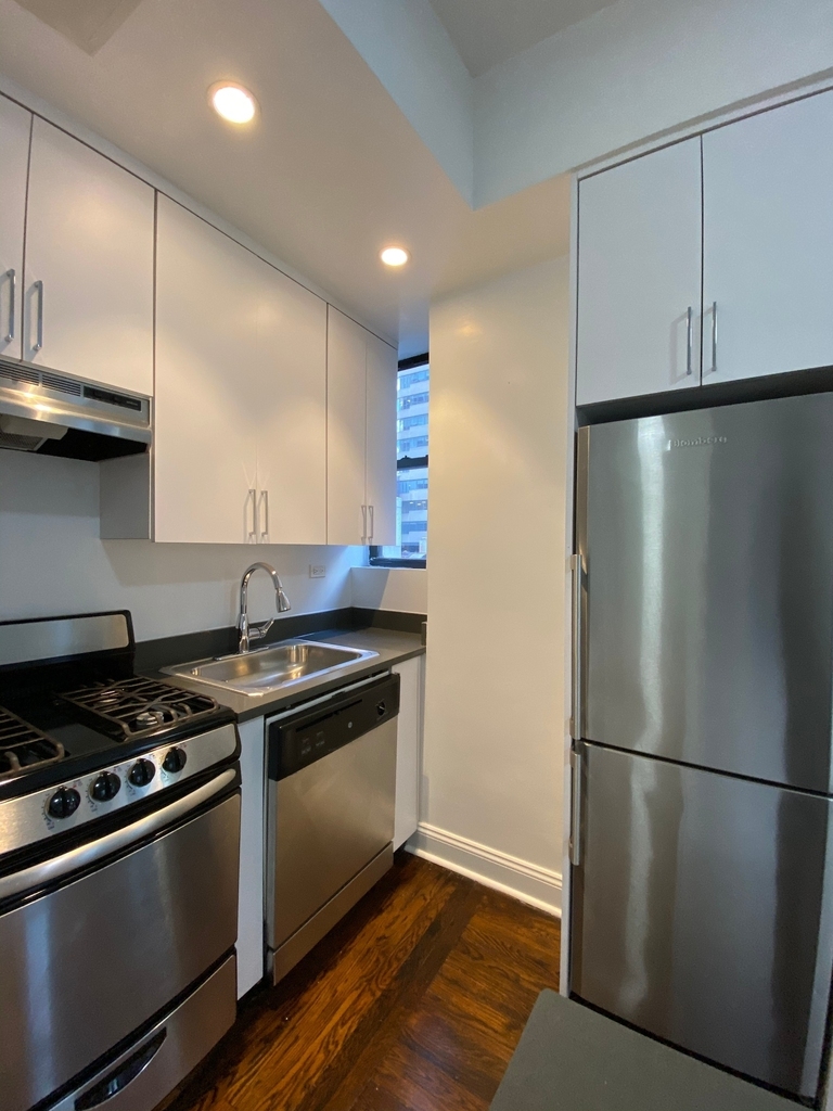 140 East 46th Street - Photo 2