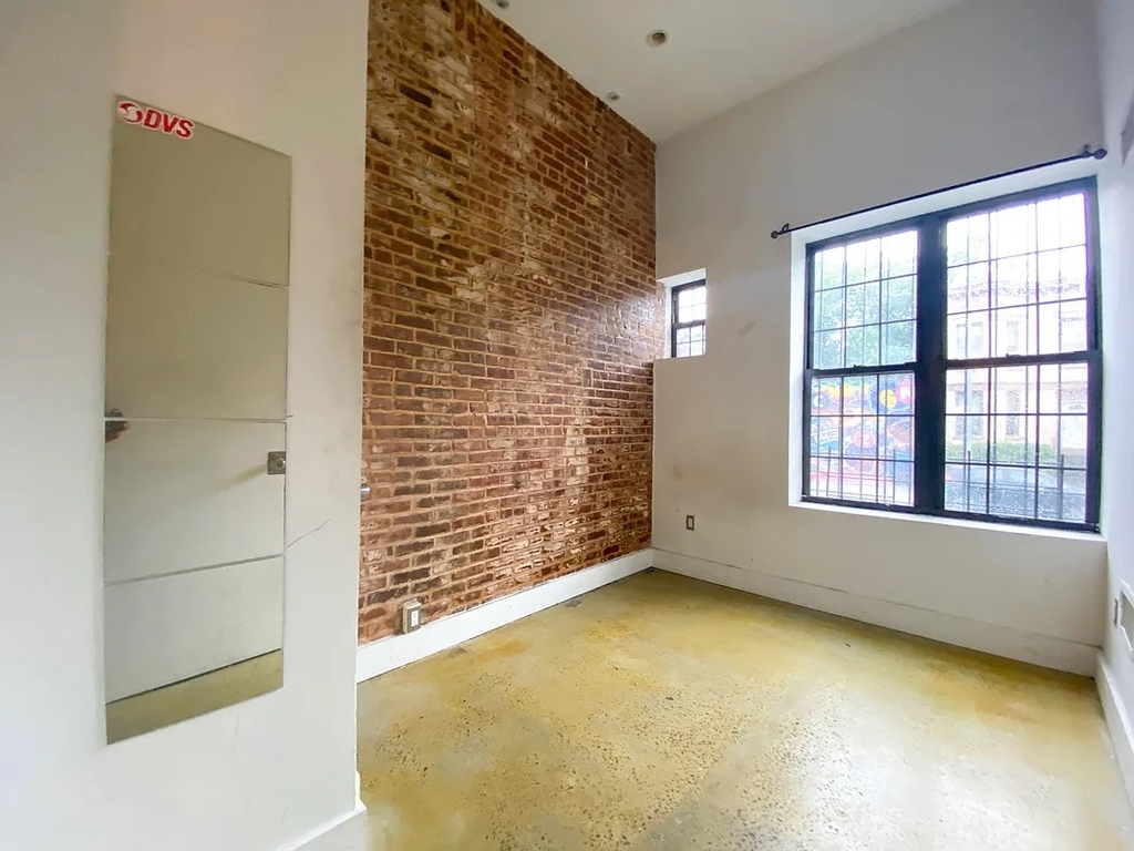 753 Lexington Avenue - Photo 2