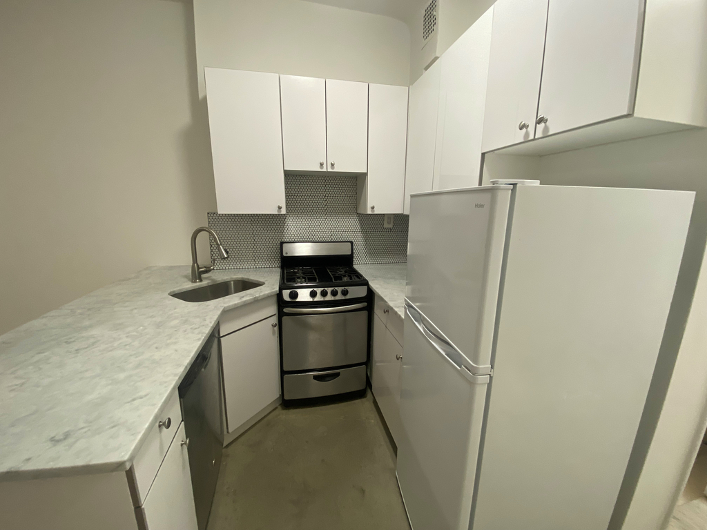 225 East 10th street - Photo 1