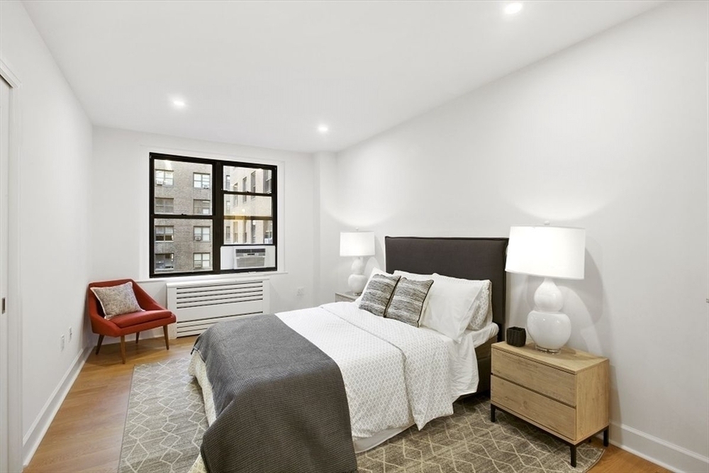 160 East 48th Street - Photo 5