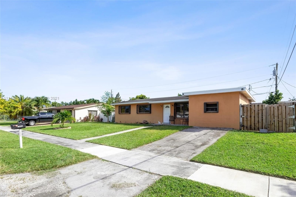 10050 Sw 214th St - Photo 1