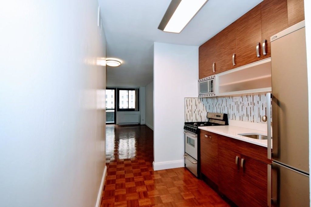 347 W 57th St - Photo 3