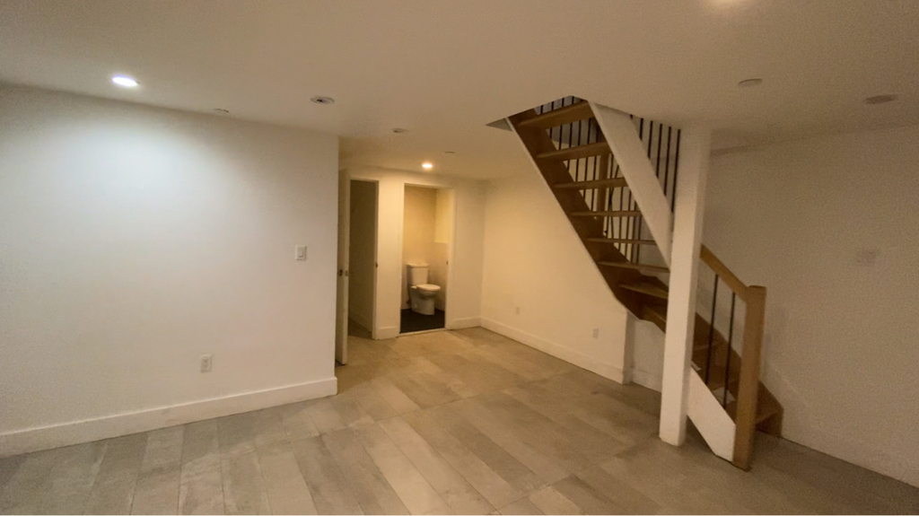 87 Montrose Avenue - Photo 2