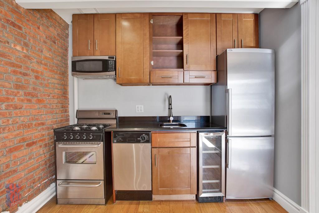 424 East 9th Street - Photo 1