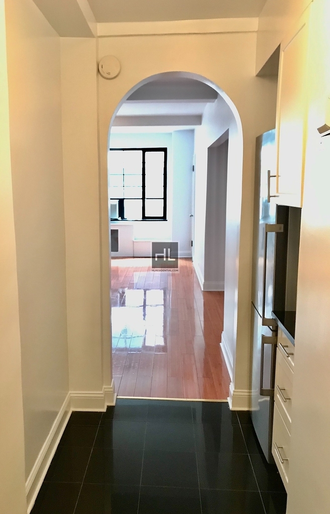 310 East 44th Street - Photo 7