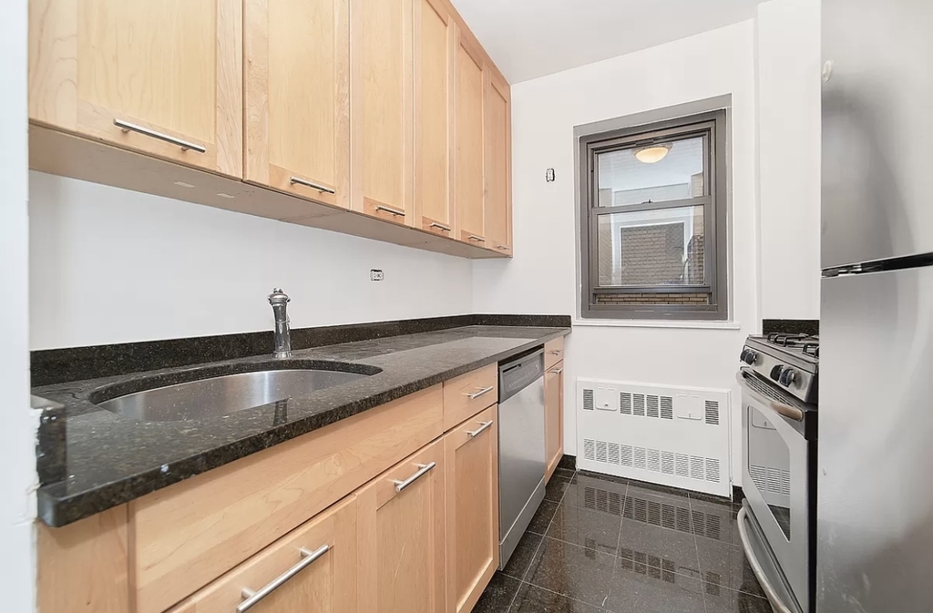 412 East 55th Street - Photo 1