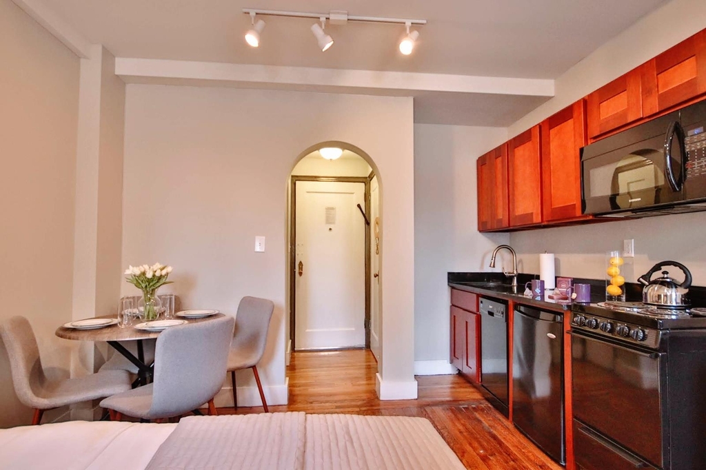 Beautifully renovated West Village Studio Doorman Building Laundry-in-Building Available January 1, 2022 - Photo 0