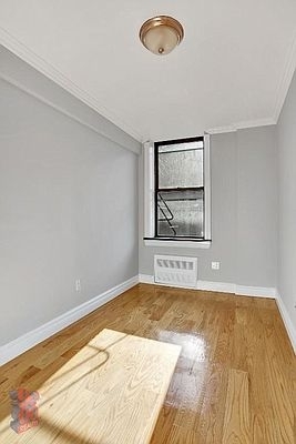 E 9th St - NO FEE - Balcony & Washer/Dryer in Unit - Photo 4