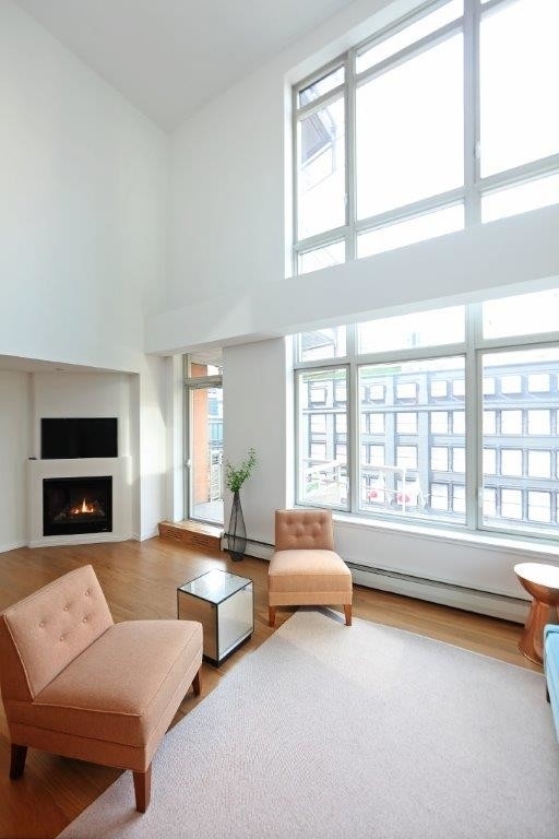 Spectacular 3 Bedroom/3 Bath Spacious Apartment with Luxury Amenities Great for Shares - Photo 2