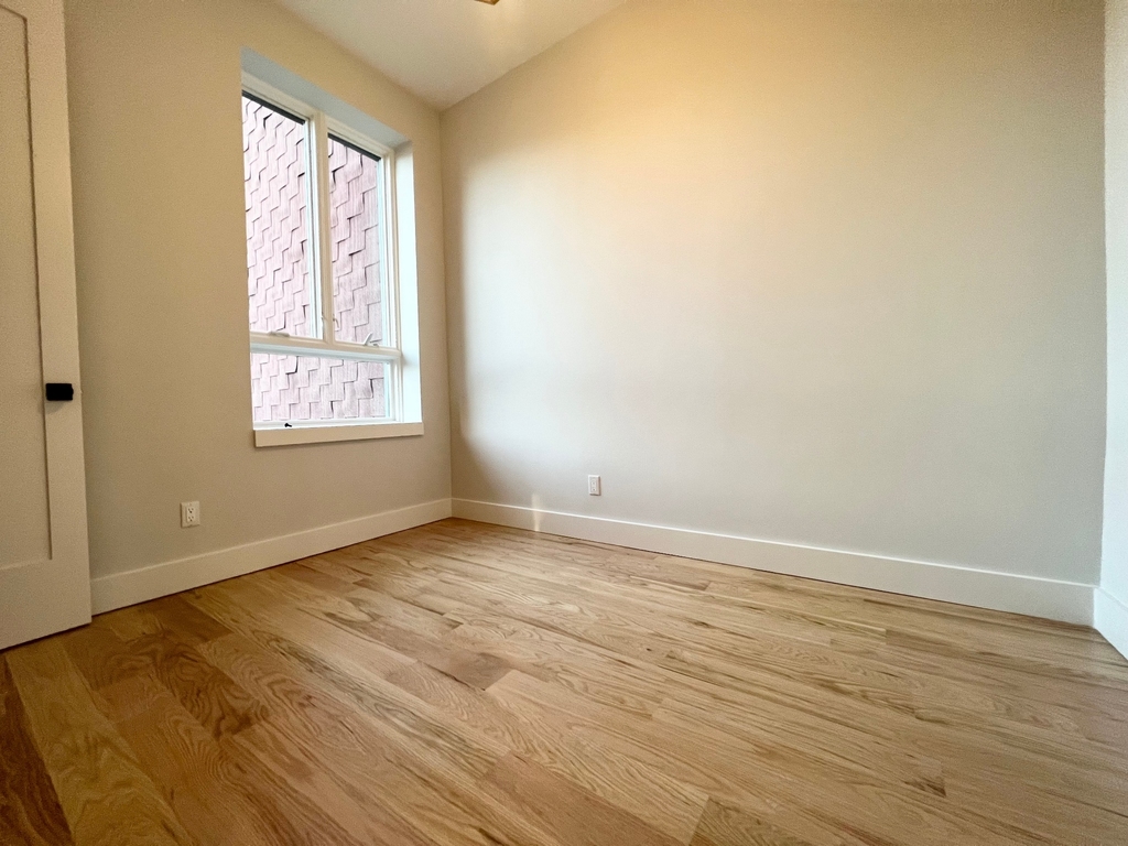 725 Metropolitan Avenue - Photo 2