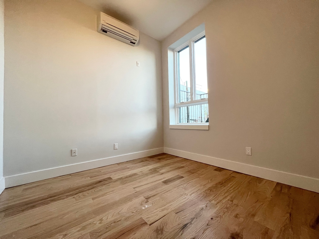 725 Metropolitan Avenue - Photo 3