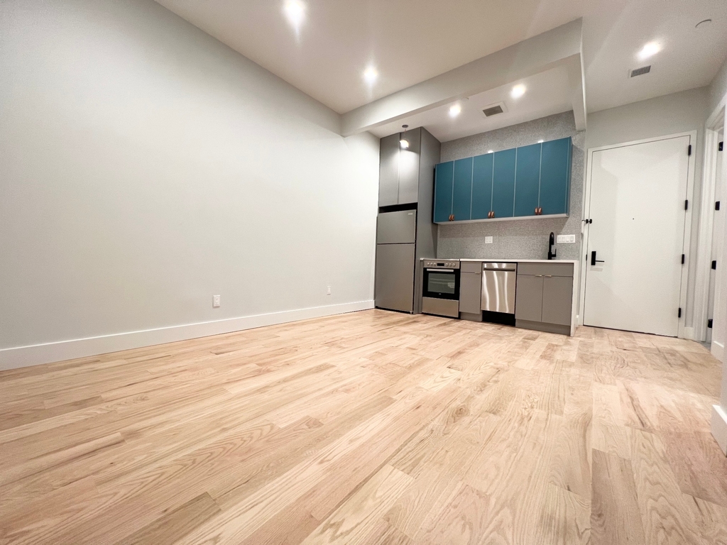 725 Metropolitan Avenue - Photo 3