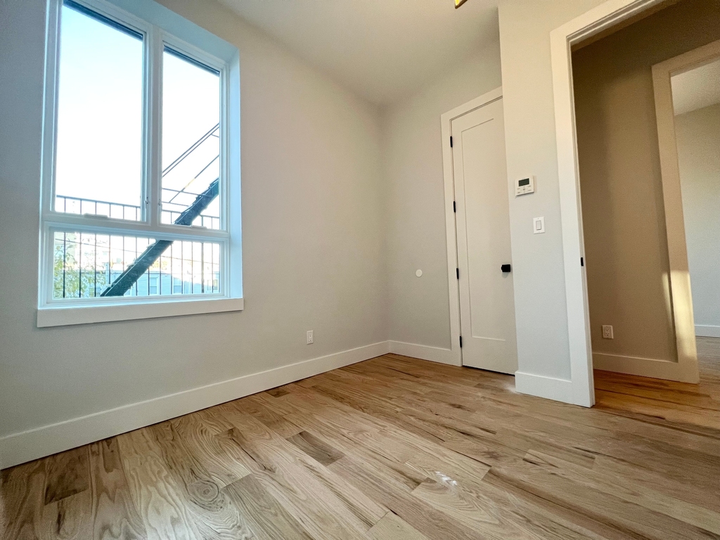 725 Metropolitan Avenue - Photo 2