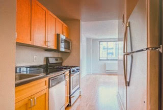 Massive! PENTHOUSE! 3 Bedroom 2 Bathroom Apartment Available on the 90's UWS - Photo 3