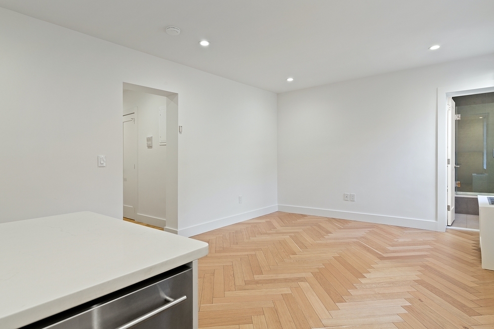 220 West 24th Street - Photo 2