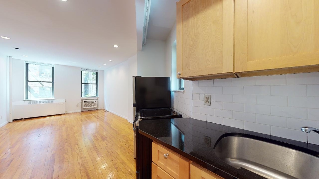 246 West 22nd Street - Photo 4