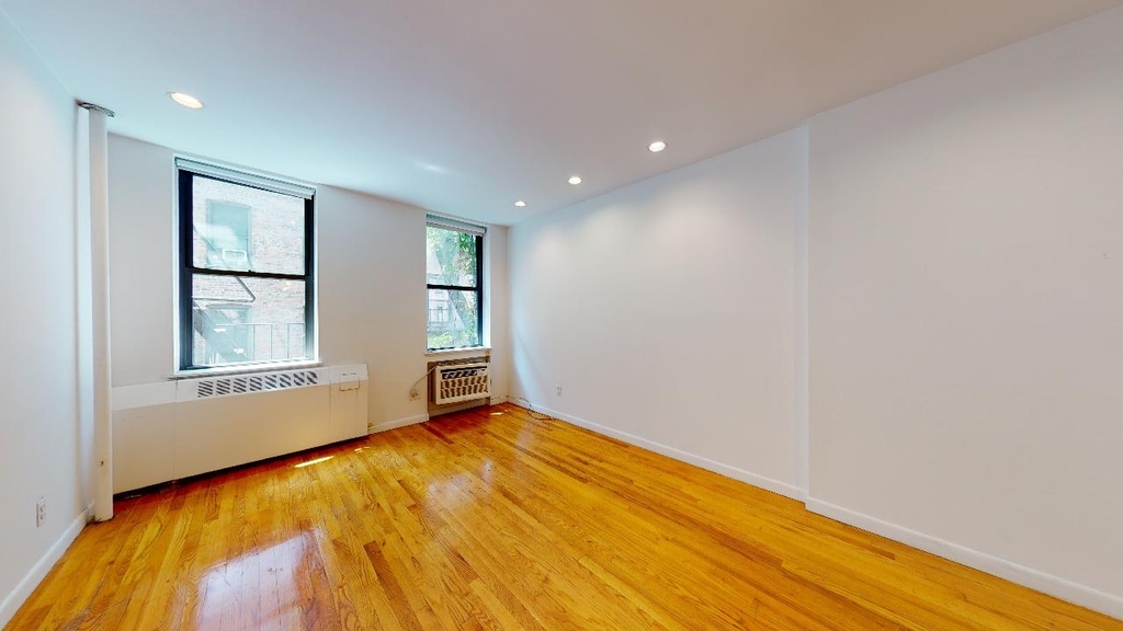 246 West 22nd Street - Photo 2