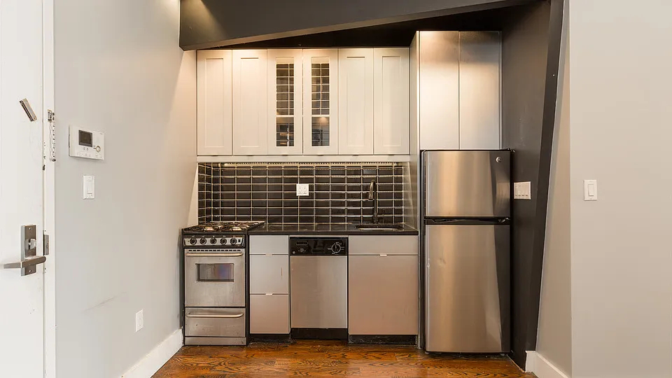 615 Gates Avenue - Photo 1