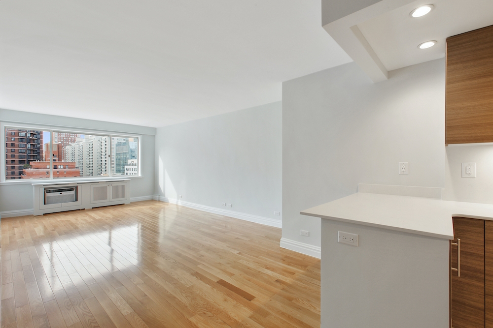 2 bed on East 65th Street - Photo 3