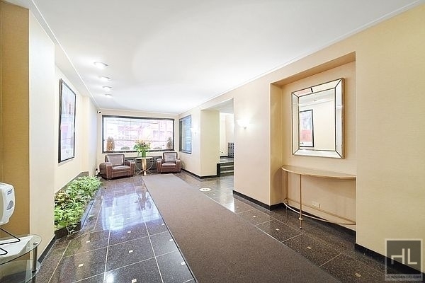 East 55th Street - Photo 8