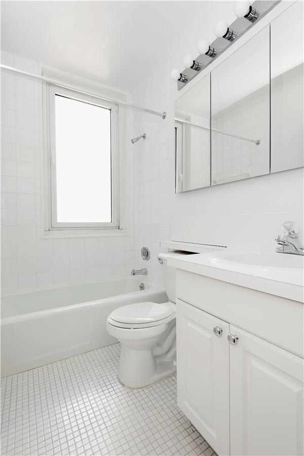 230 W 55th St - Photo 4