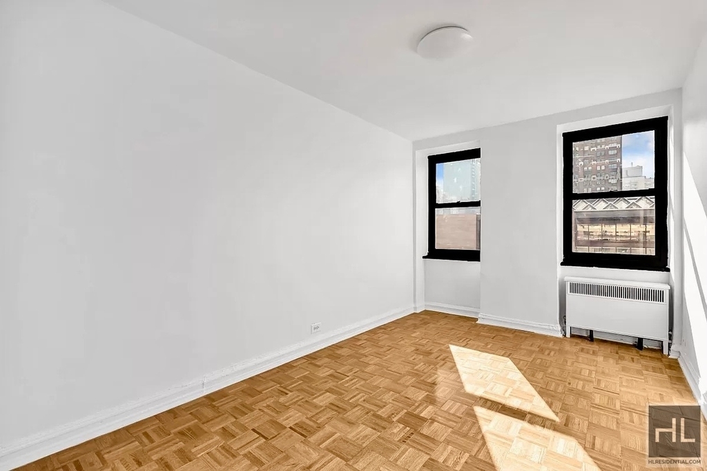 310 East 44 Street - Photo 6