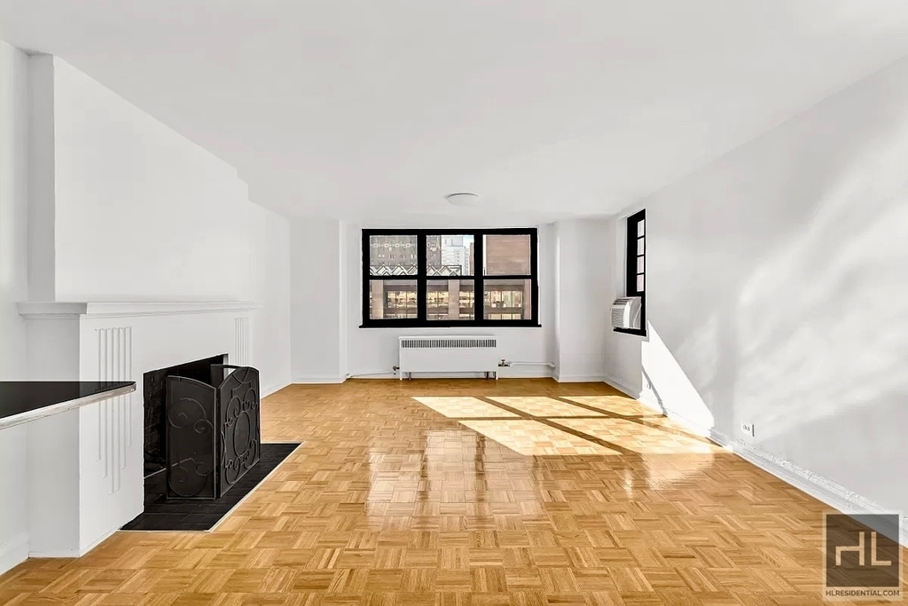 310 East 44 Street - Photo 2