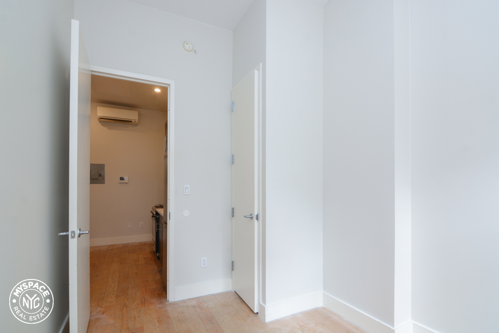 828 St Johns Place - Photo 5