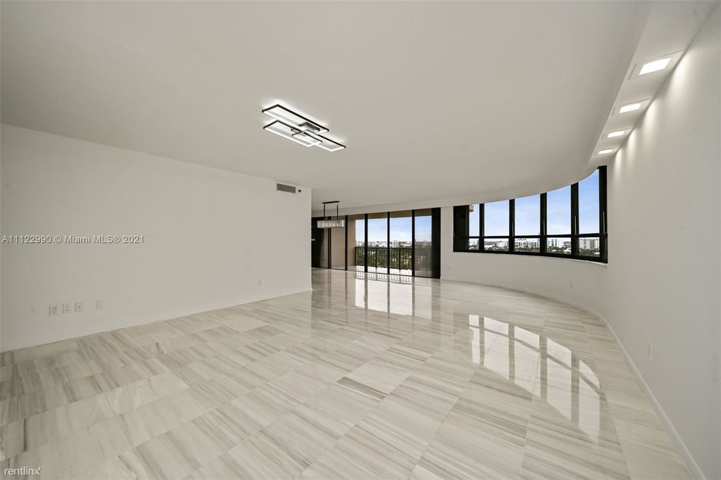 10175 Collins Ave Apt 807 - Photo 2