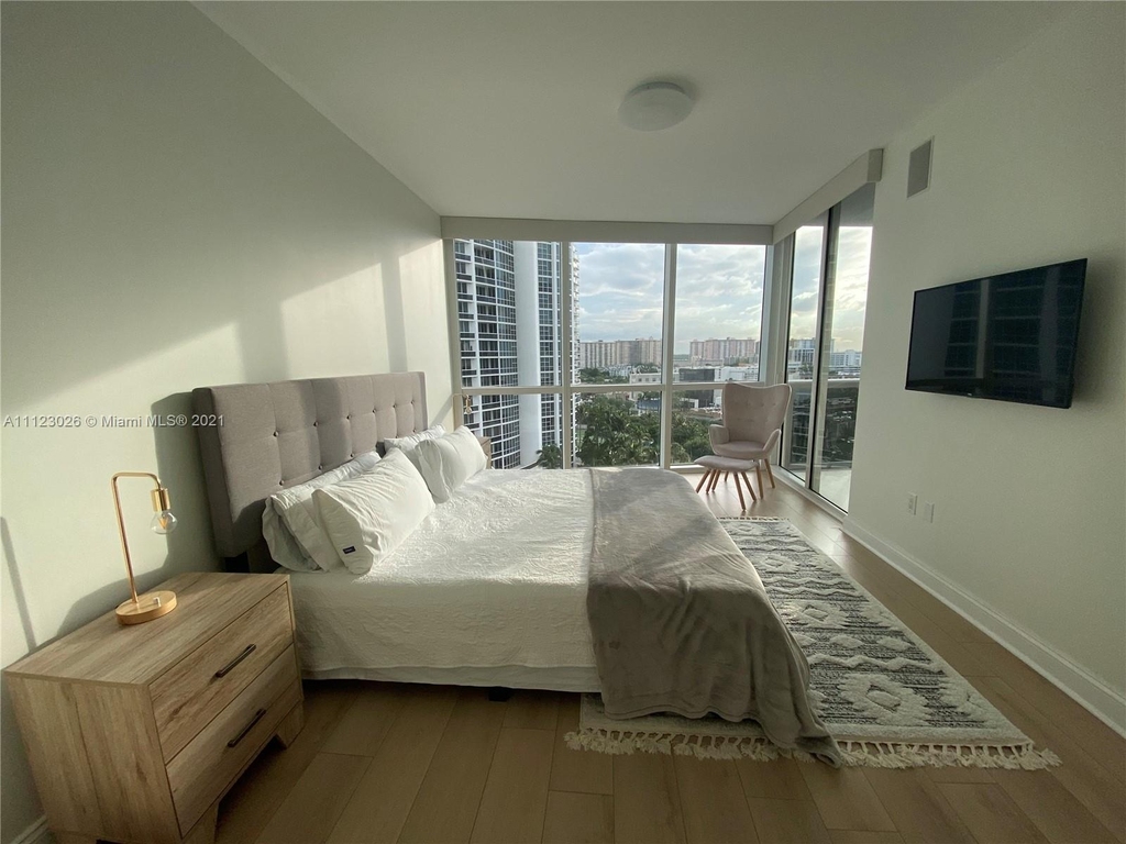 18201 Collins Ave - Photo 2