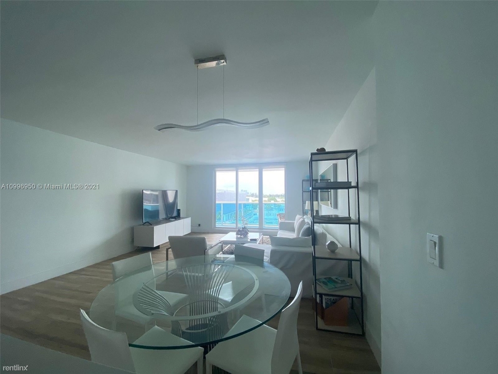 2301 Collins Ave Apt 637 - Photo 3