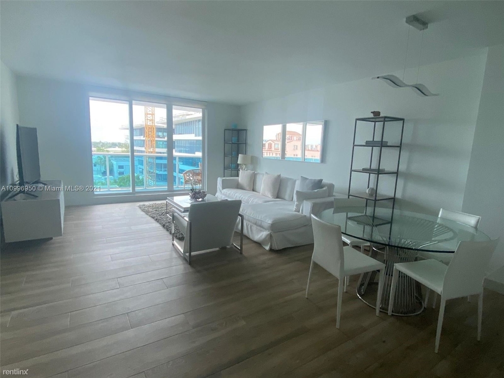 2301 Collins Ave Apt 637 - Photo 2