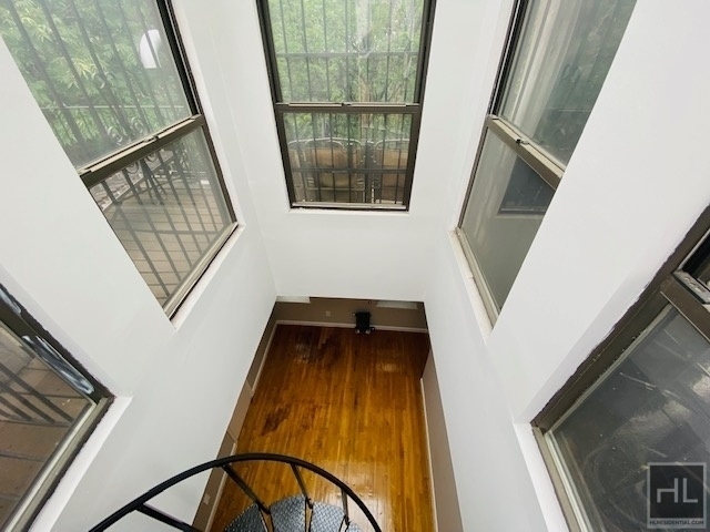 East 7 Street - Photo 2