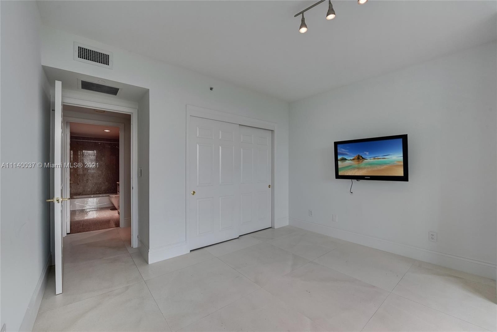 1643 Brickell Ave - Photo 14