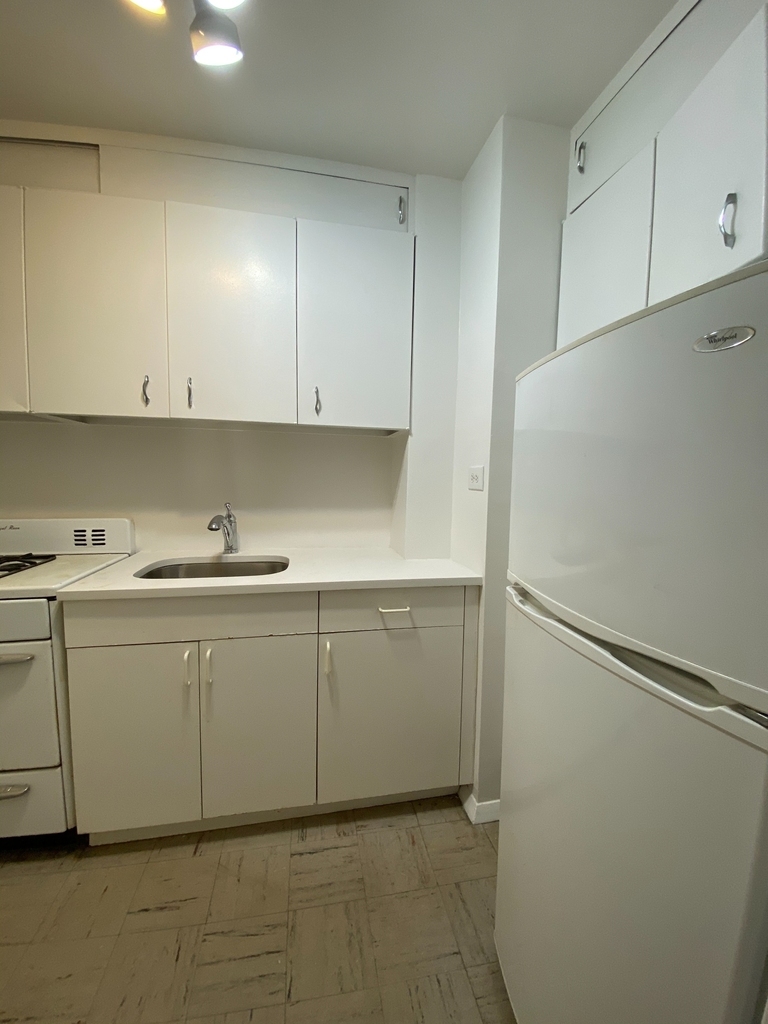 240 East 35th Street - Photo 2