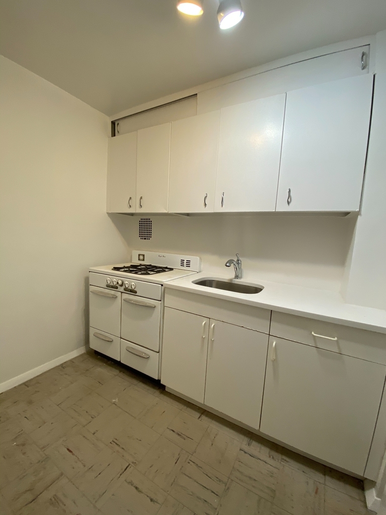 240 East 35th Street - Photo 3